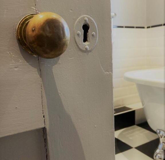 Large House On Farm With Own Heated Pool, As Seen On Bbc Tv