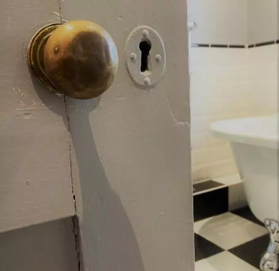 Large House On Farm With Own Heated Pool, As Seen On Bbc Tv