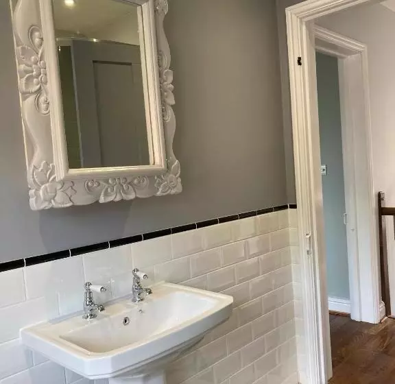 Large House On Farm With Own Heated Pool, As Seen On Bbc Tv