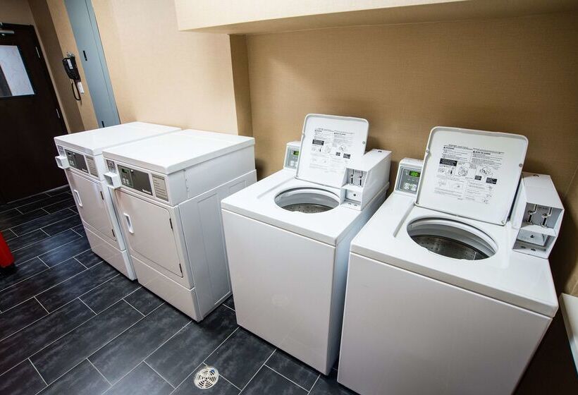 هتل Hampton Inn & Suites By Hilton Regina East Gate