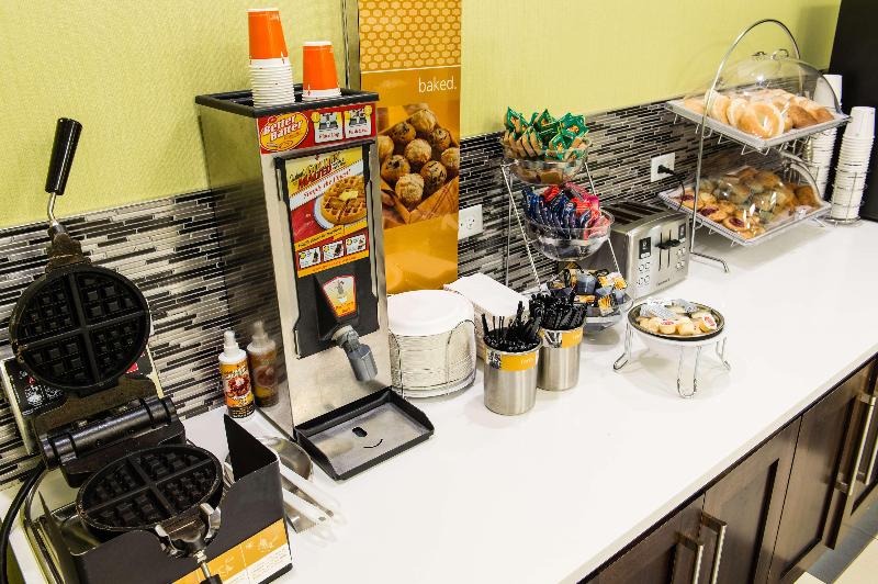 هتل Hampton Inn & Suites By Hilton Regina East Gate