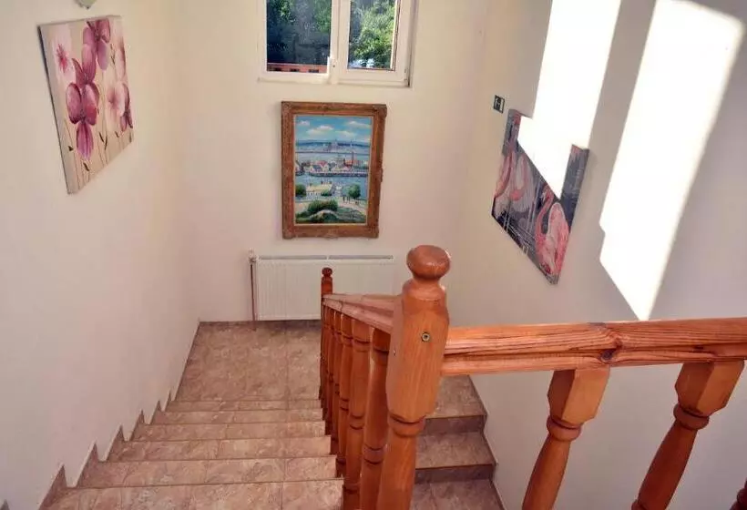 Majatalo стаи за гости тони