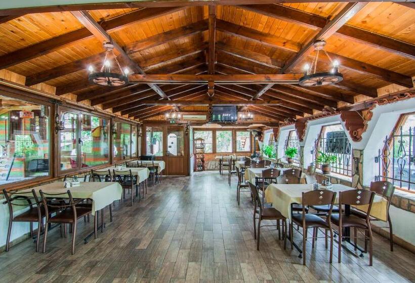 Hostel бунгала сън сити