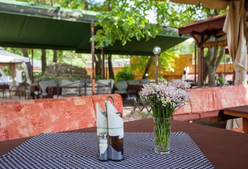 Hostel бунгала сън сити