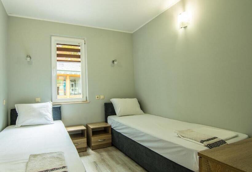 Hostel бунгала сън сити