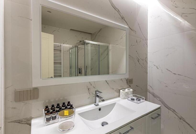 Montenapoleone   Charming Apartment