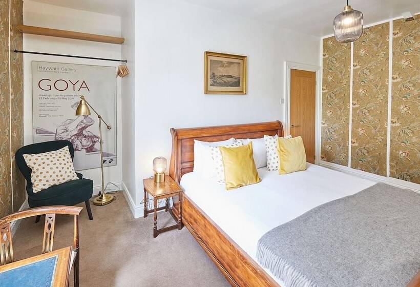 Host & Stay   Elliott Terrace