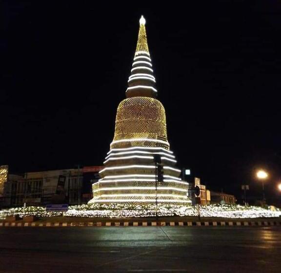 Отель ศรีกรุงดีลักซ์โฮเตล