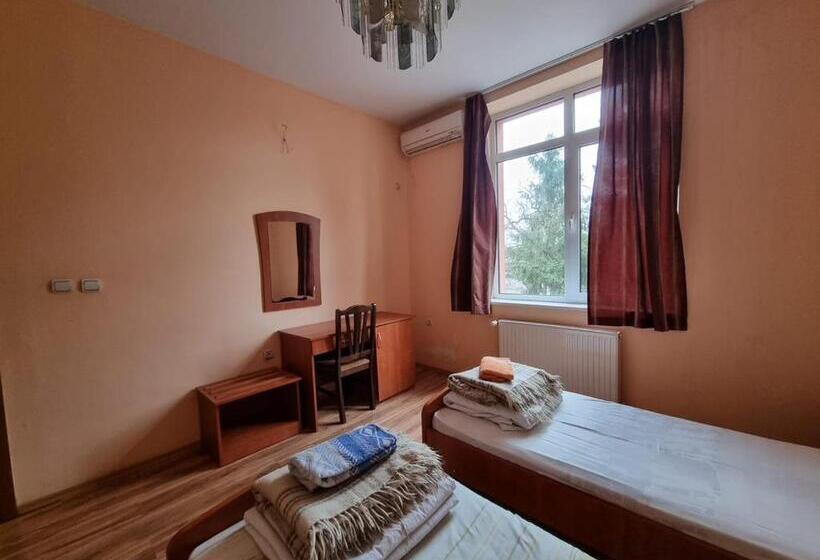 Пансион Family Hotel Rujeta семеен хотел ружета   идеален център