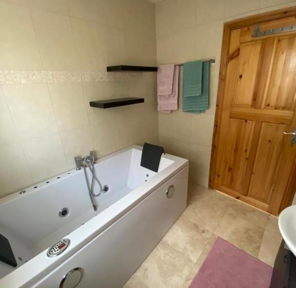 Town Villa With Charming Garden, Bbq Area & Sleeps 6