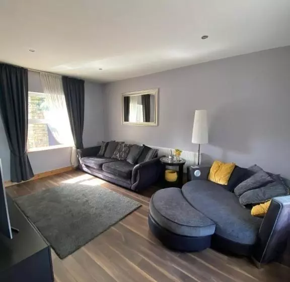 Town Villa With Charming Garden, Bbq Area & Sleeps 6