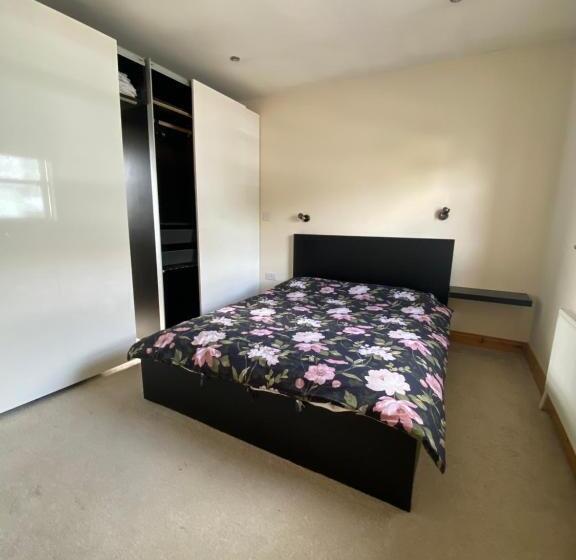 Town Villa With Charming Garden, Bbq Area & Sleeps 6