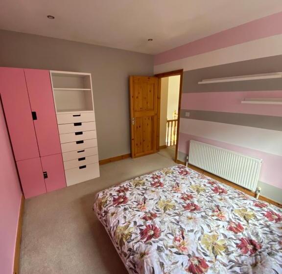 Town Villa With Charming Garden, Bbq Area & Sleeps 6