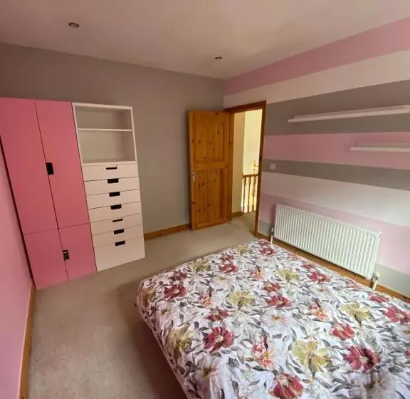 Town Villa With Charming Garden, Bbq Area & Sleeps 6