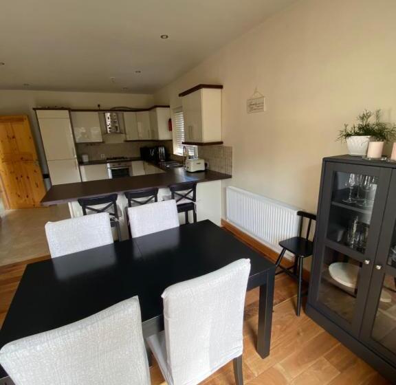 Town Villa With Charming Garden, Bbq Area & Sleeps 6