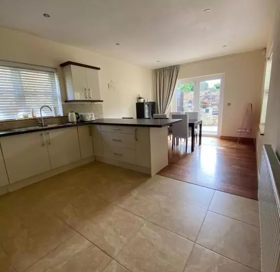 Town Villa With Charming Garden, Bbq Area & Sleeps 6