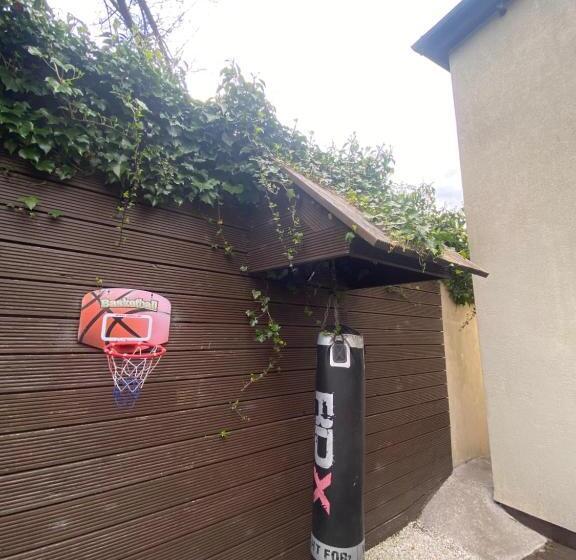 Town Villa With Charming Garden, Bbq Area & Sleeps 6