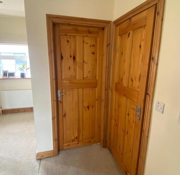 Town Villa With Charming Garden, Bbq Area & Sleeps 6