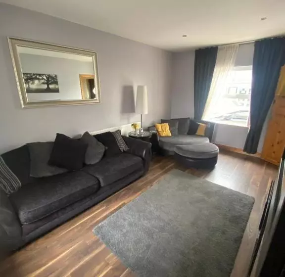 Town Villa With Charming Garden, Bbq Area & Sleeps 6