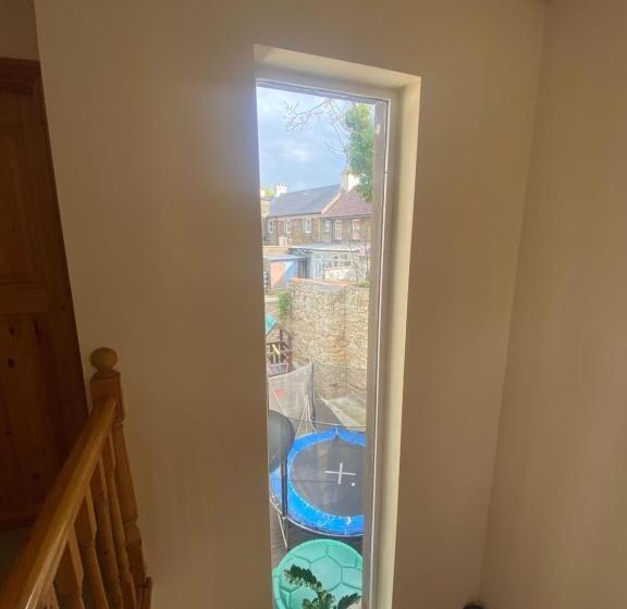 Town Villa With Charming Garden, Bbq Area & Sleeps 6