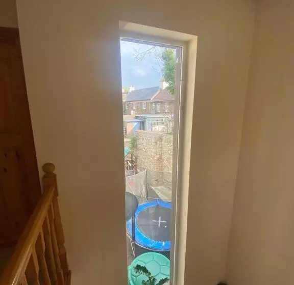 Town Villa With Charming Garden, Bbq Area & Sleeps 6