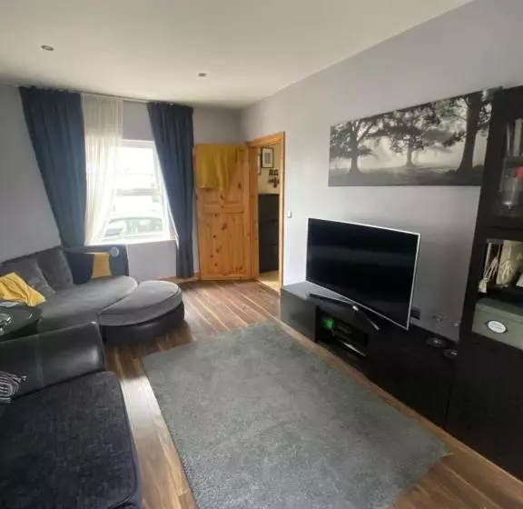 Town Villa With Charming Garden, Bbq Area & Sleeps 6