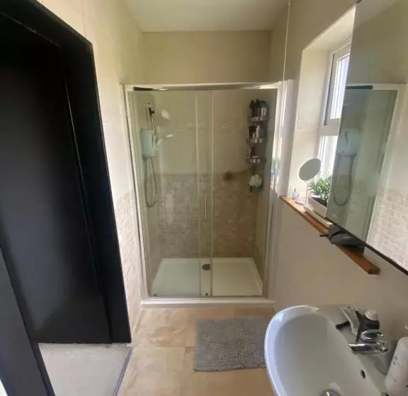 Town Villa With Charming Garden, Bbq Area & Sleeps 6