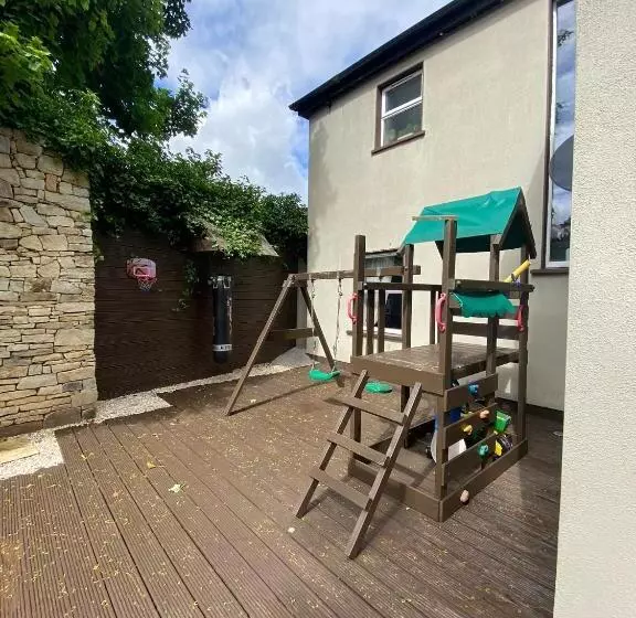 Town Villa With Charming Garden, Bbq Area & Sleeps 6