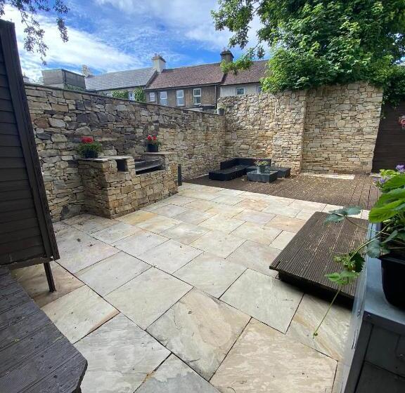 Town Villa With Charming Garden, Bbq Area & Sleeps 6