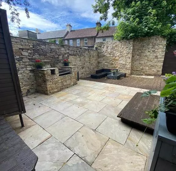 Town Villa With Charming Garden, Bbq Area & Sleeps 6