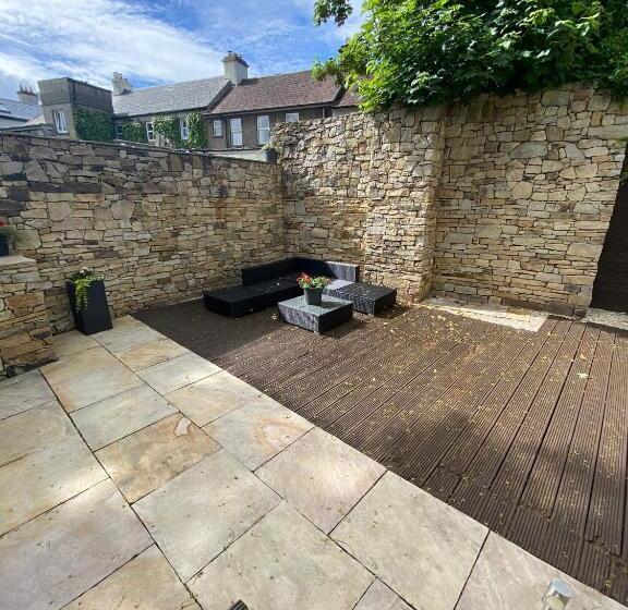 Town Villa With Charming Garden, Bbq Area & Sleeps 6