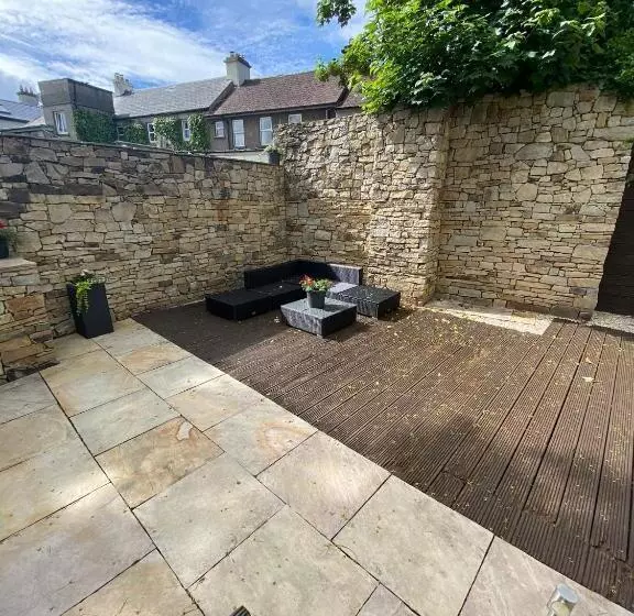 Town Villa With Charming Garden, Bbq Area & Sleeps 6