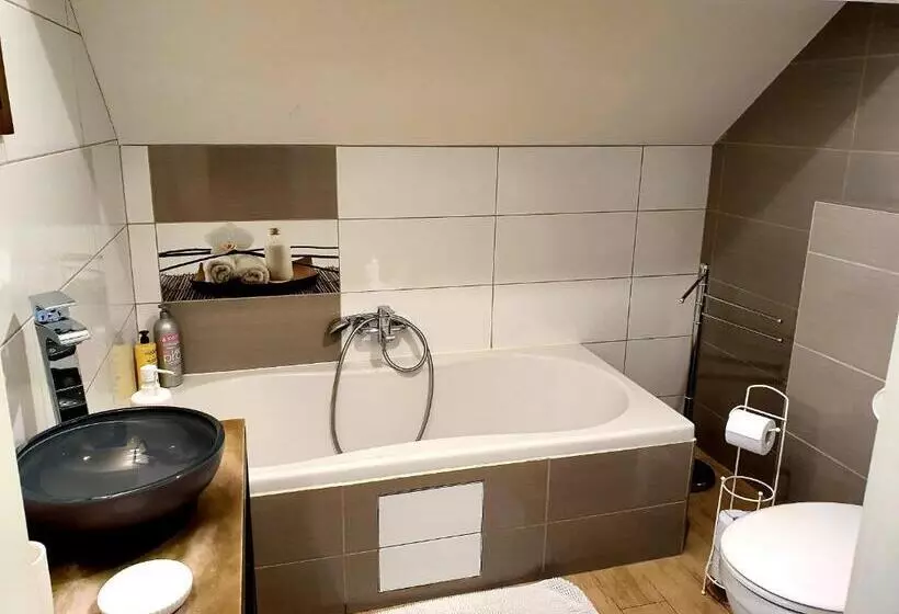 تختخواب و صبحانه Les étangs Du Thioux Guest House