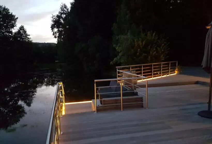 تختخواب و صبحانه Les étangs Du Thioux Guest House