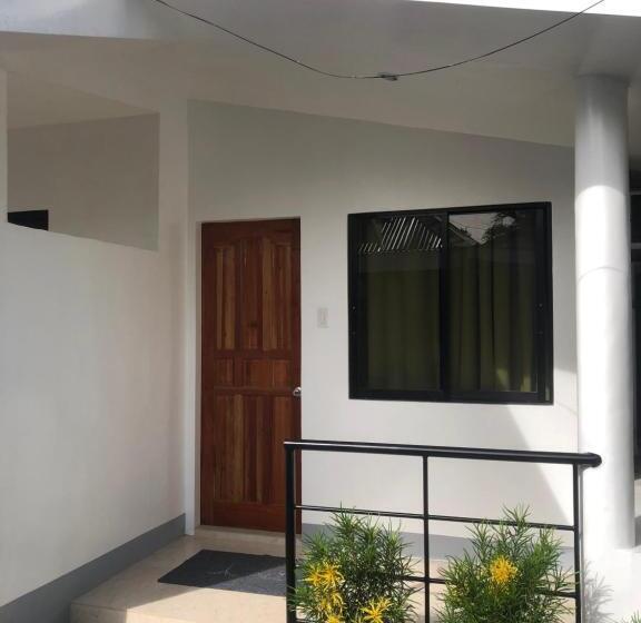 膳宿费 Paguia’s Cottages