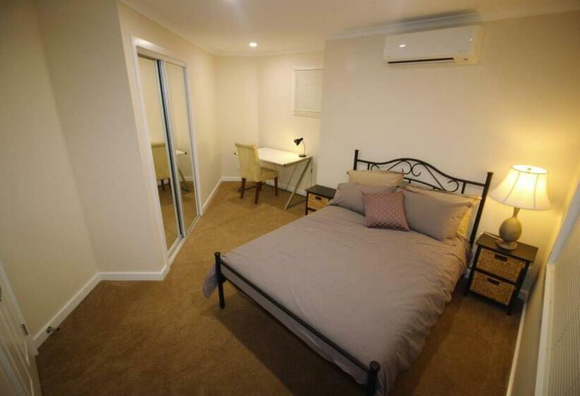 פנסיון Silver House   Melbourne Airport Accommodation