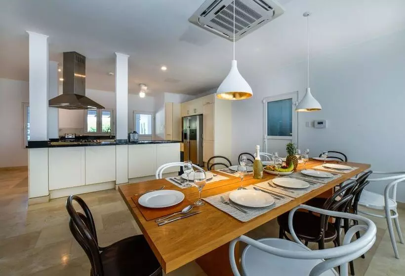 Beach Front Luxury Villa! Boca Catalina Malmok!