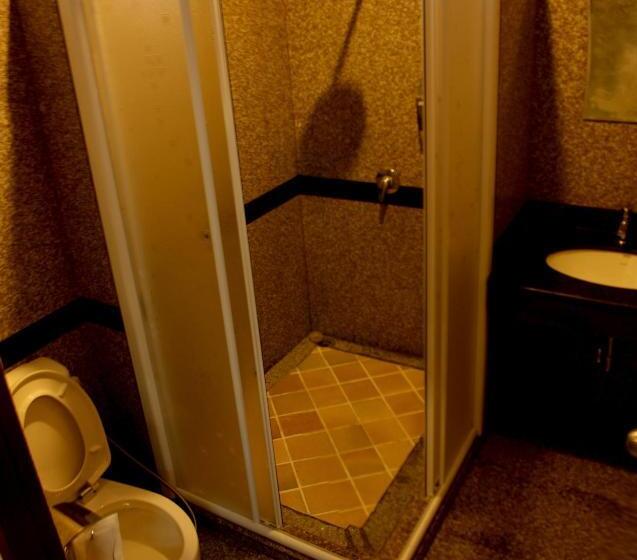 هتل Baan Tawan Shine Surin