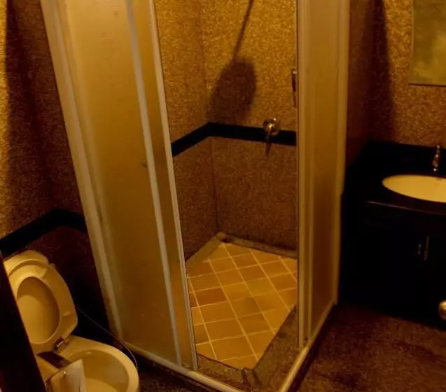 هتل Baan Tawan Shine Surin