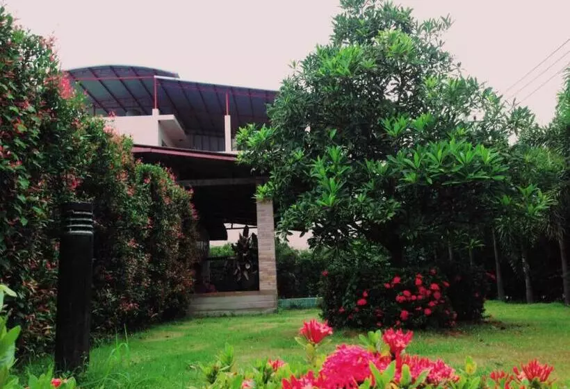 هتل Baan Tawan Shine Surin