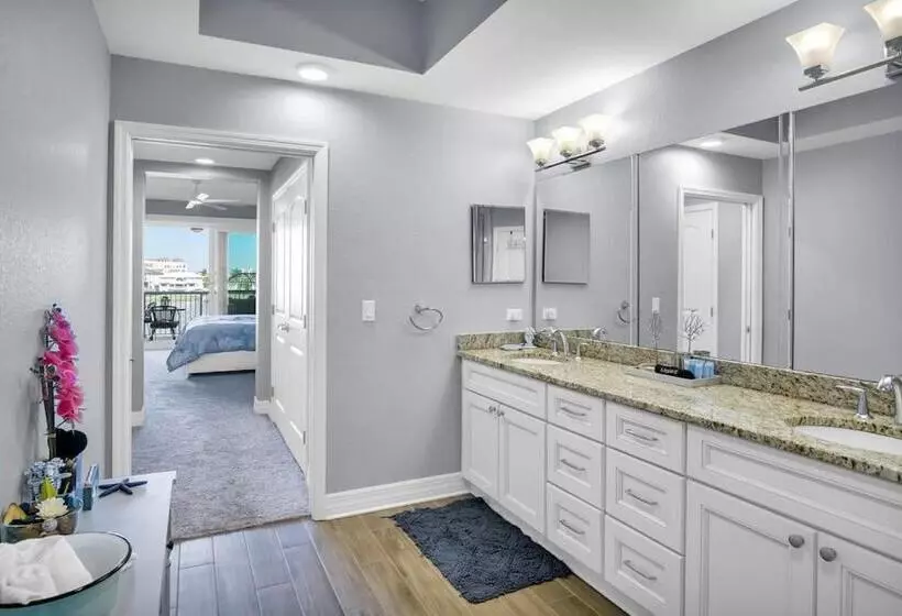 Waterfront  3br   2kings  Pool Balcony   Beach