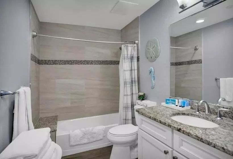 Waterfront  3br   2kings  Pool Balcony   Beach