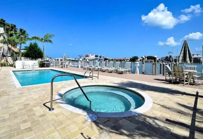 Waterfront  3br   2kings  Pool Balcony   Beach