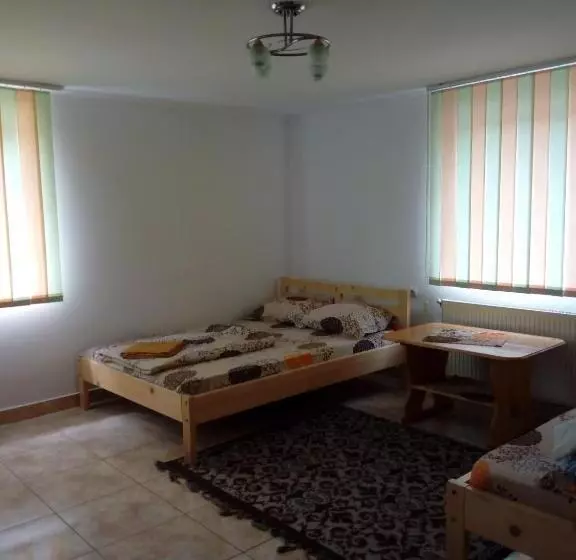 تختخواب و صبحانه Ibolya Imola