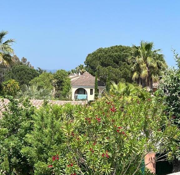 L’atypique : 2 Chambres // Piscine // Parking