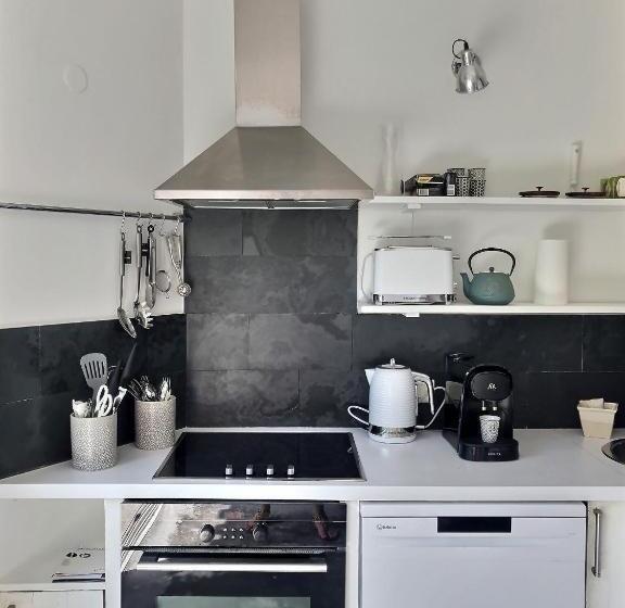 L’atypique : 2 Chambres // Piscine // Parking