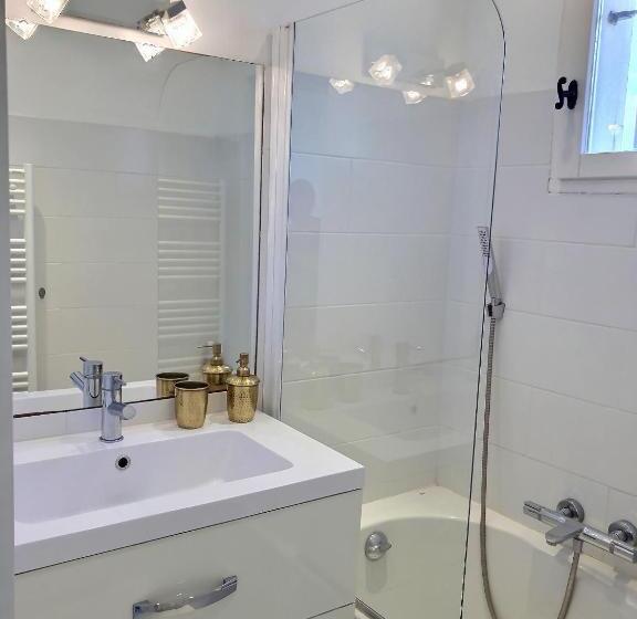 L’atypique : 2 Chambres // Piscine // Parking