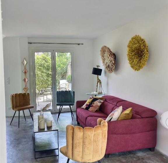 L’atypique : 2 Chambres // Piscine // Parking