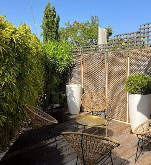 L’atypique : 2 Chambres // Piscine // Parking