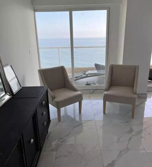 Beachfront 4 Br Penthouse   Pool Steps To Beach & Mins To Downtown